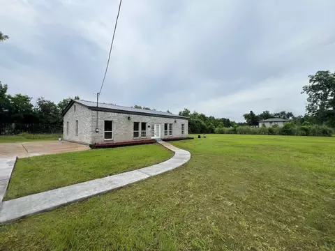 638 Kelly Ln, Holiday Lakes, TX 77515