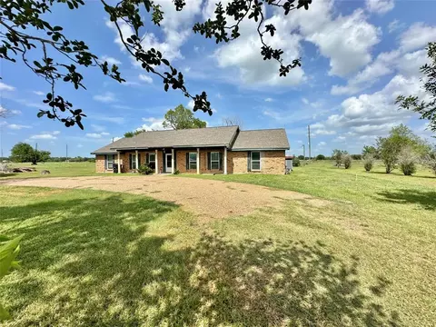 220 Wagon Rd, Wallis, TX 77485 photo 1