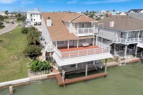 445 Hana Dr, Tiki Island, TX 77554