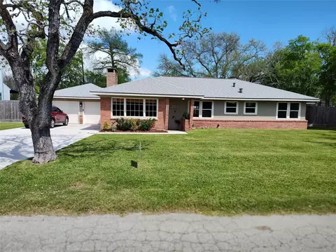 202 E Forest Ave, Shoreacres, TX 77571