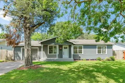 303 Yaupon St, Sweeny, TX 77480