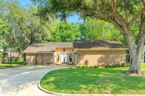 258 Edgewater Dr, West Columbia, TX 77486