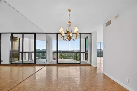 5001 Woodway Dr #1804, Houston, TX 77056