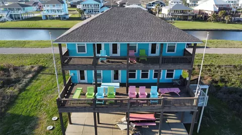 3180 Gulf Castle Dr, Crystal Beach, TX 77650