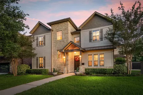 1045 Rosepoint St, Houston, TX 77018