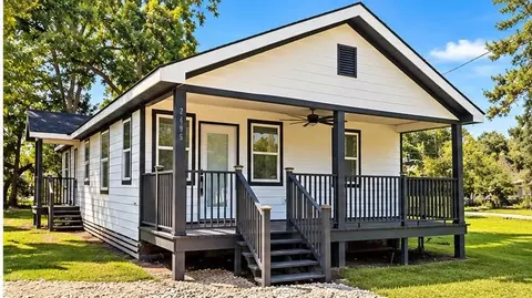 2495 Beatrice St, Beaumont, TX 77703