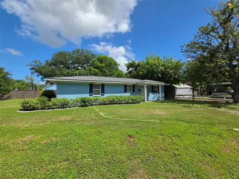305 Miles Rd, Bacliff, TX 77518
