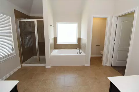 Bath - 627 Oak Circle Dr E, Conroe, TX 77301 photo 2 of 4