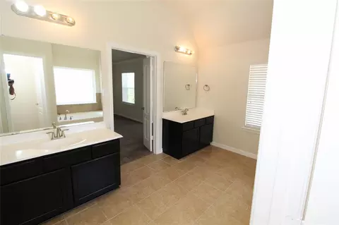 Bath - 627 Oak Circle Dr E, Conroe, TX 77301 photo 1 of 4