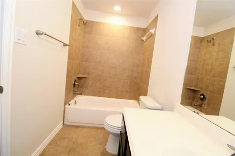 Bath - 627 Oak Circle Dr E, Conroe, TX 77301 photo 4 of 4