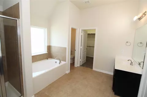 Bath - 627 Oak Circle Dr E, Conroe, TX 77301 photo 3 of 4