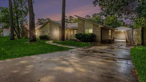 9907 Pinehurst St, Baytown, TX 77521
