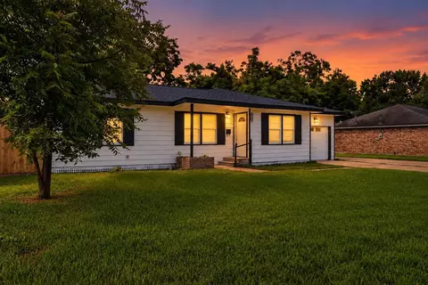 310 Nasturtium St, Lake Jackson, TX 77566
