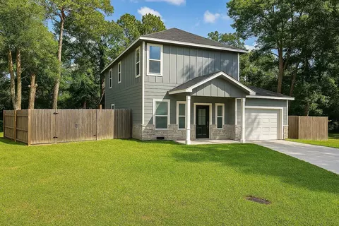 2 Mace St, Conroe, TX 77303