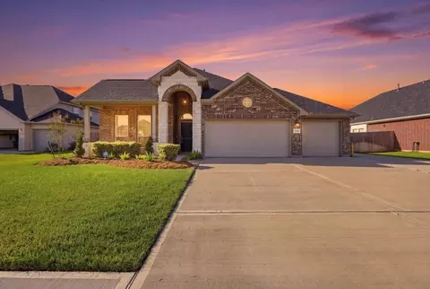 12031 Champions Forest Dr, Mont Belvieu, TX 77535