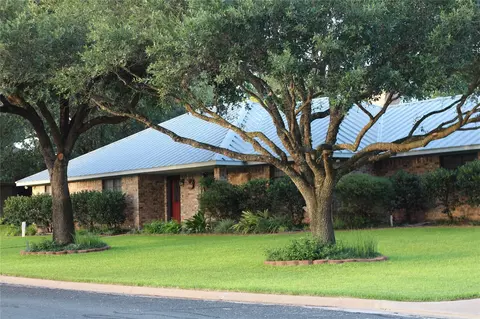 108 Meadow Dr, Schulenburg, TX 78956