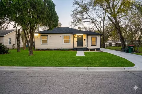 916 Parkway St, Baytown, TX 77520