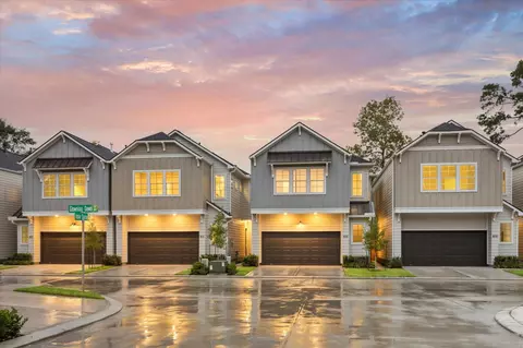 808 Glowing Dawn Dr, Houston, TX 77018