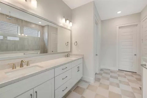 Bath - 18611 Rumba Ct, Conroe, TX 77302 photo 3 of 6