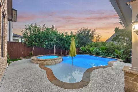 6 Canopy Green Dr, Tomball, TX 77375