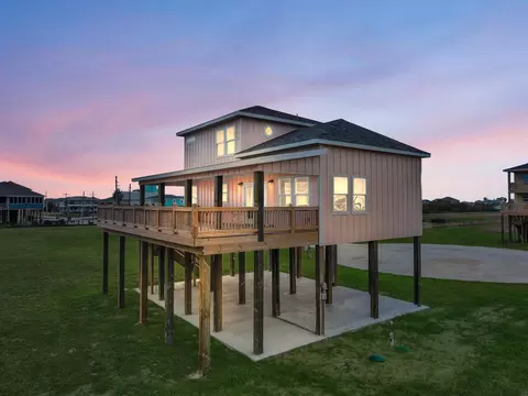 186 Ocean View Dr, Crystal Beach, TX 77650
