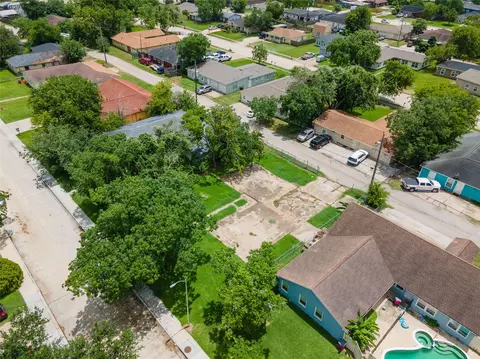 1735 W 7th St, Freeport, TX 77541