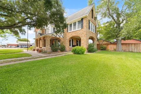 Exterior - 401 E Main St, Weimar, TX 78962 photo 3 of 8