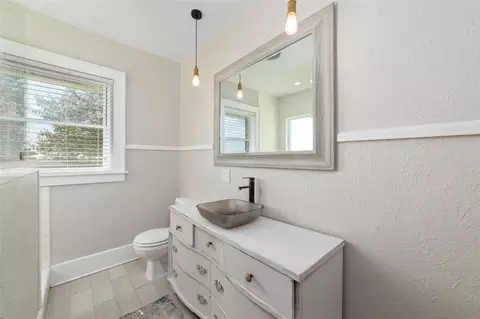 Bath - 401 E Main St, Weimar, TX 78962 photo 4 of 5
