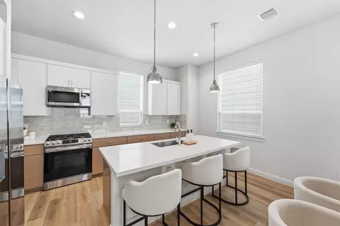1806 Elysian St, Houston, TX 77026