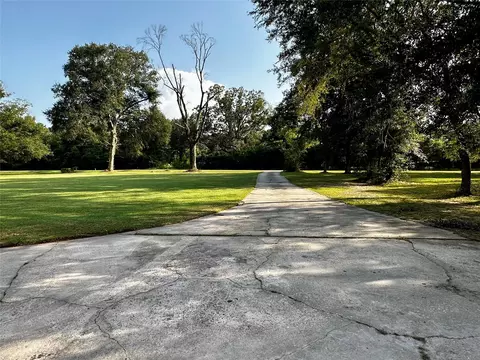 68 White Oak Dr, New Caney, TX 77357