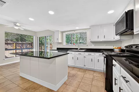 813 Lakeview Dr, Sugar Land, TX 77498
