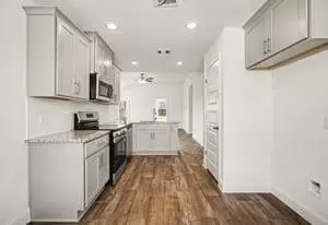 Kitchen - 19 Greenbriar Loop, Angleton, TX 77515 photo 3 of 3