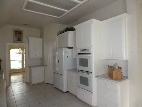 Kitchen - 12 Robin Trl, Conroe, TX 77304 photo 2 of 2