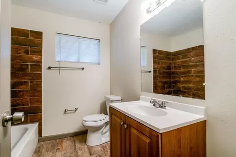 Bath - 24615 Wilderness Rd, Spring, TX 77380 photo 1 of 5