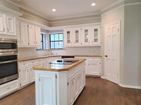 Kitchen - 6111 Hampton Way Ct, Spring, TX 77389 photo 2 of 2