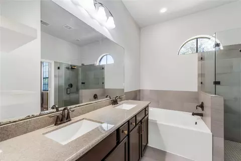Bath - 702 Aulia Ln, Spring, TX 77386 photo 3 of 5