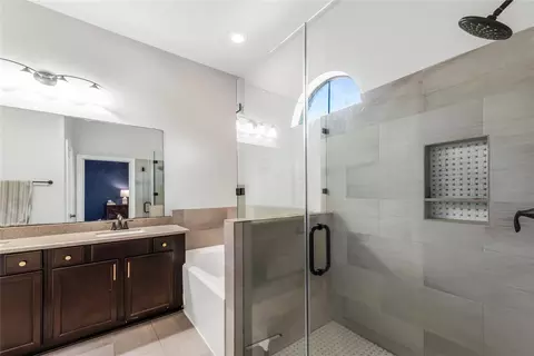 Bath - 702 Aulia Ln, Spring, TX 77386 photo 2 of 5