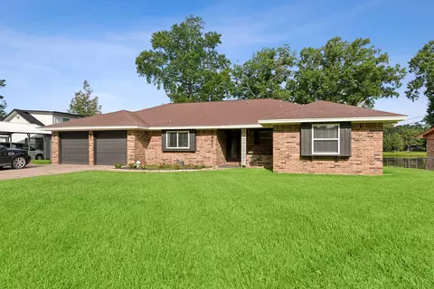 485 E Lake Dr, Livingston, TX 77351
