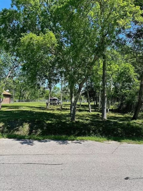 2523 Timber Dr, Dickinson, TX 77539