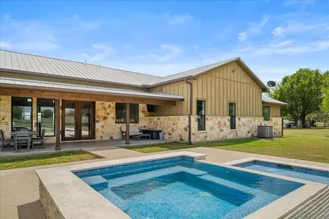 98 County Road 957b, Schulenburg, TX 78956