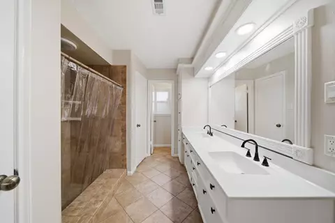 Bath - 626 Magic Oaks Dr, Spring, TX 77388 photo 2 of 6