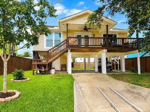 161 Barracuda St, Hitchcock, TX 77563