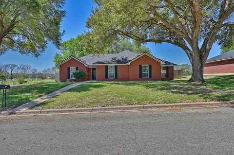 2401 Oakwood Dr, Brenham, TX 77833