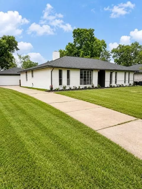 4427 Saffron Ln, Friendswood, TX 77546