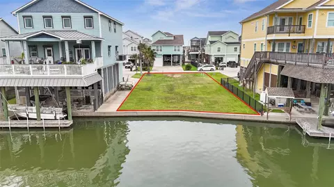 413 Amanda Cir, Tiki Island, TX 77554