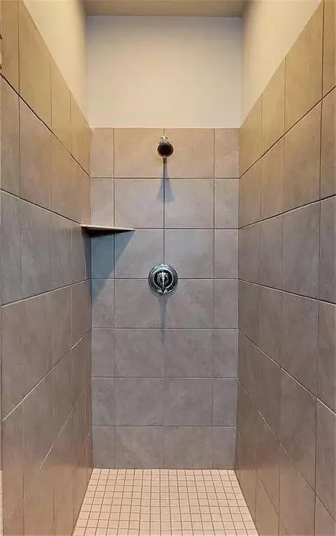 Bath - 4906 Paradigm Ln, Spring, TX 77379 photo 2 of 3