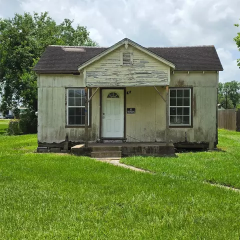 213 W Jackson St, West Columbia, TX 77486