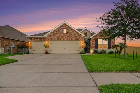 902 White Willow Dr, Texas City, TX 77590