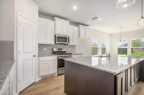 411 Wellshire Dr, West Columbia, TX 77486