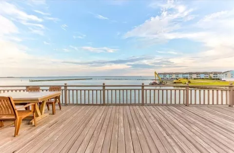 423 Hana Dr, Tiki Island, TX 77554